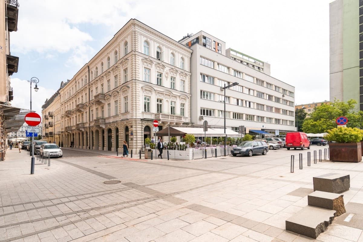 Renovated studio steps from metro in city center – 8