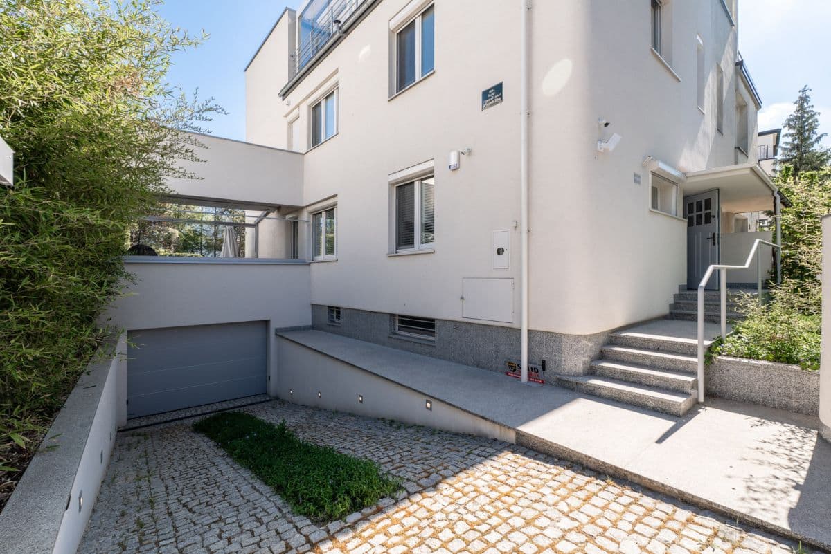 Modernized pre-war twin with garden and two terraces – 11