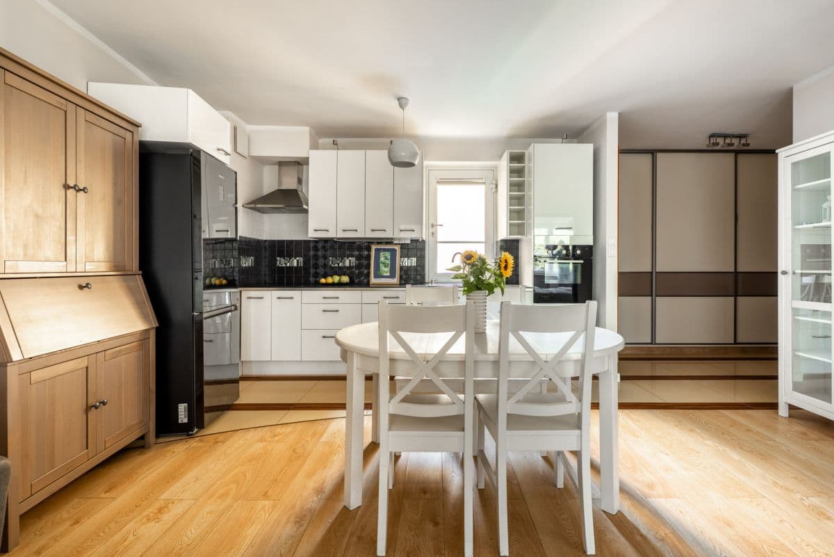 Bright 2-bedroom apartment close to Metro – 7