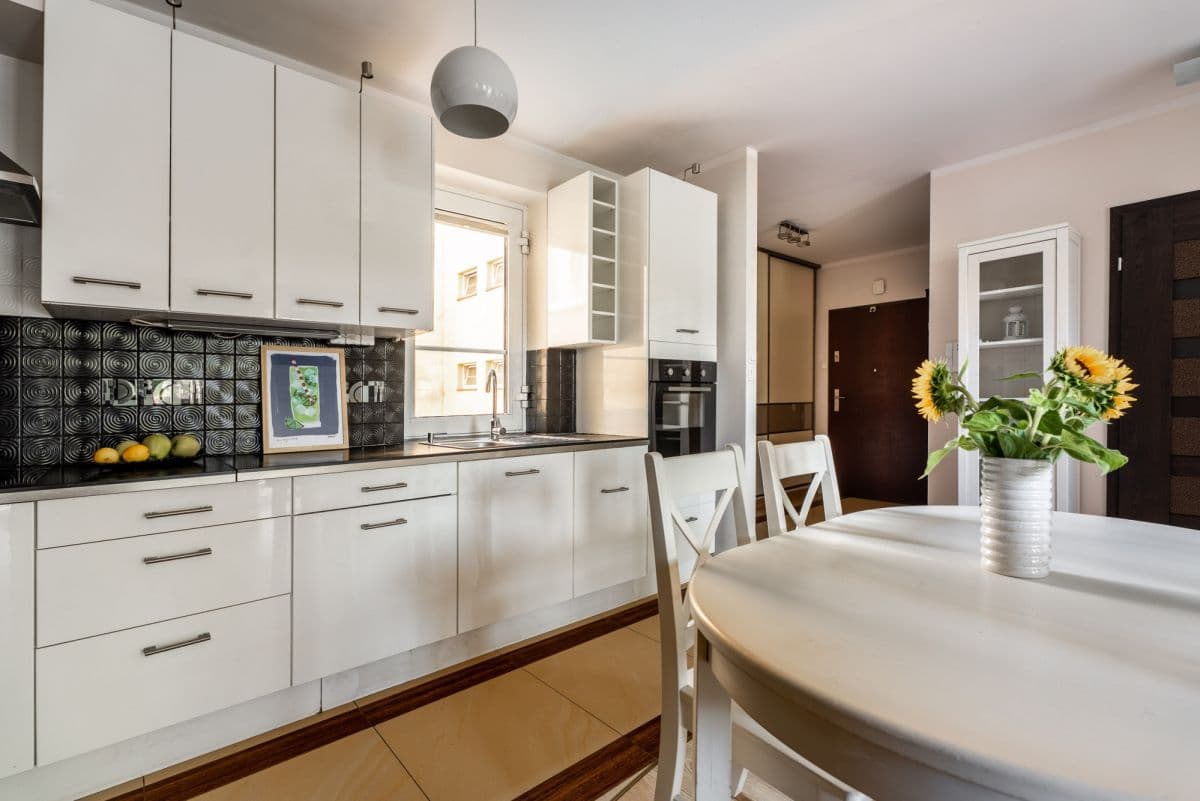 Bright 2-bedroom apartment close to Metro – 8