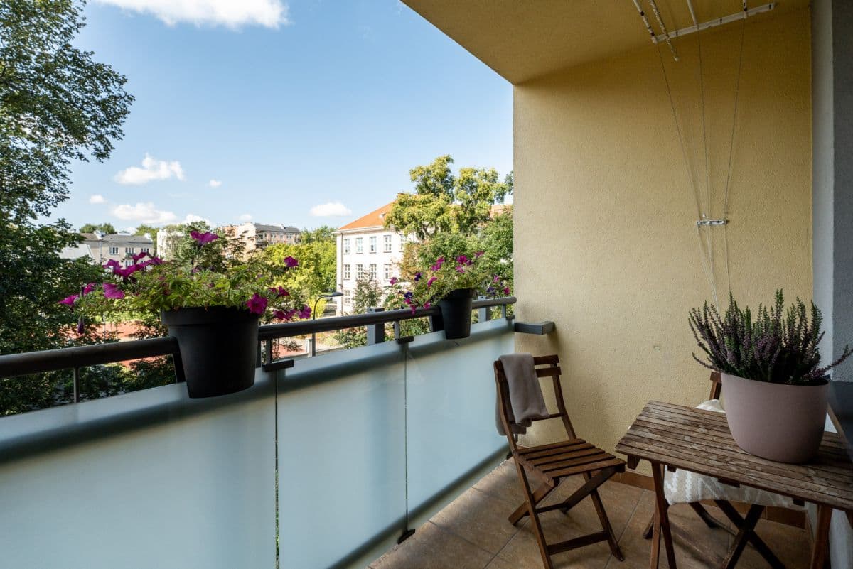Bright 2-bedroom apartment close to Metro – 9