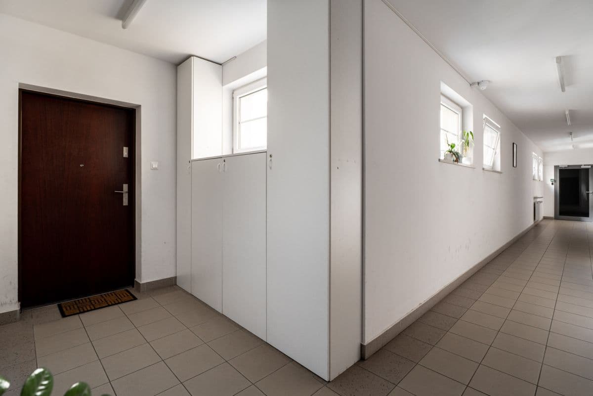 Bright 2-bedroom apartment close to Metro – 12