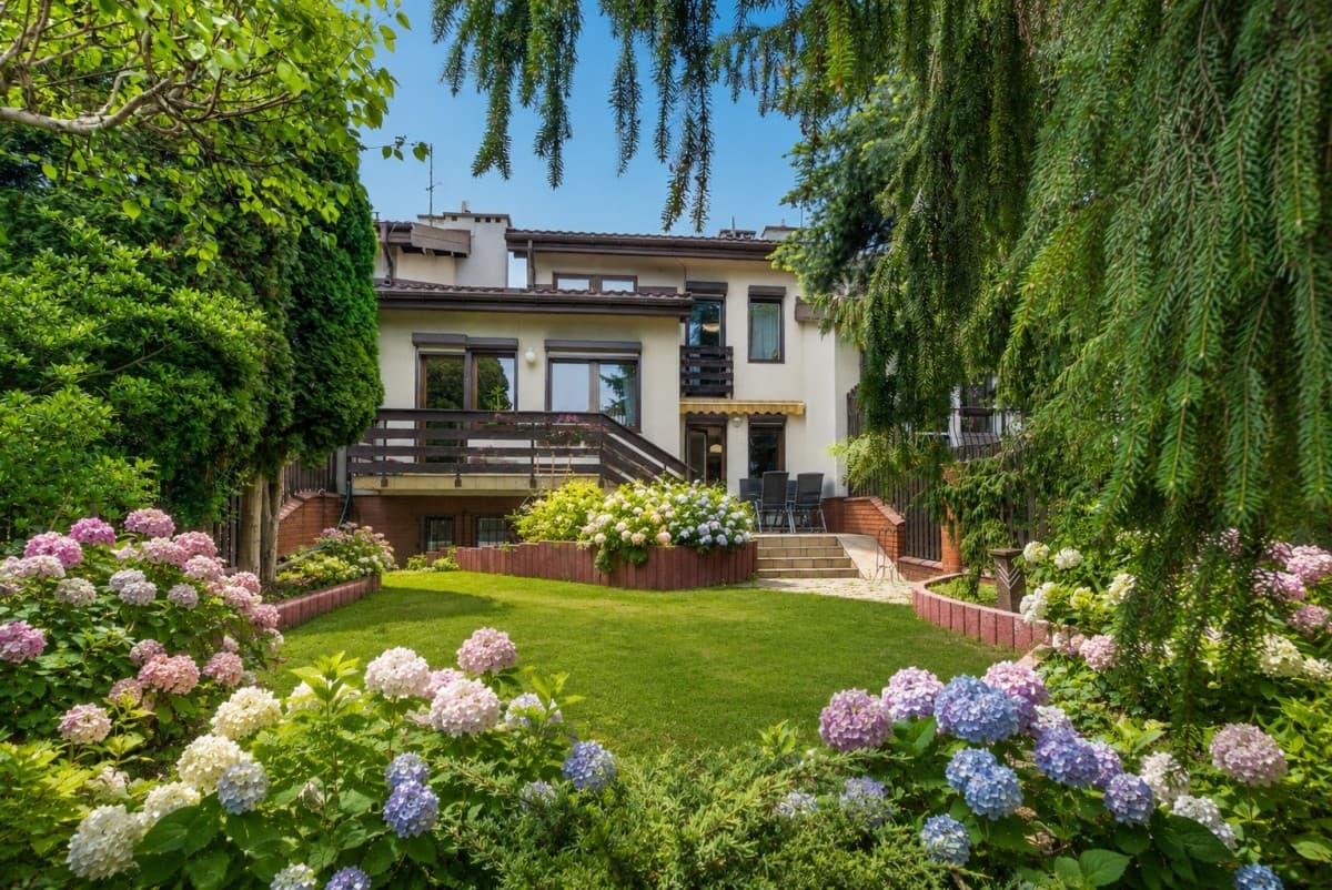 Charming family home with history and spacious garden – 1