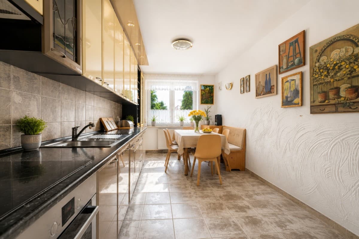 Charming family home with history and spacious garden – 8