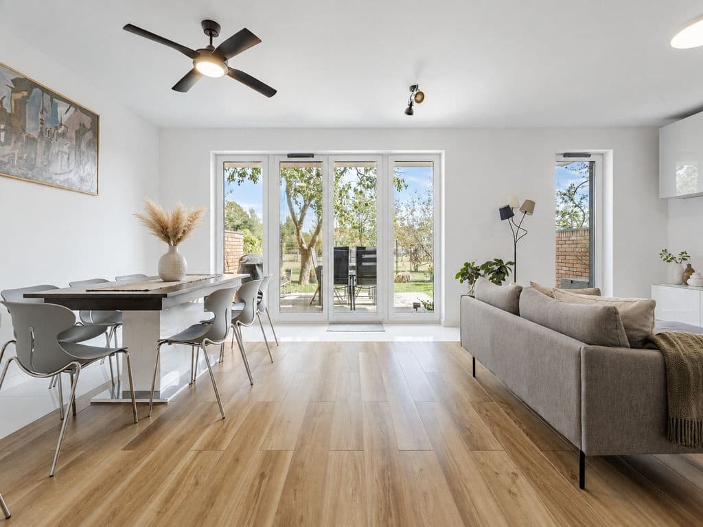 Modern home with garden and garage, move-in ready – 1