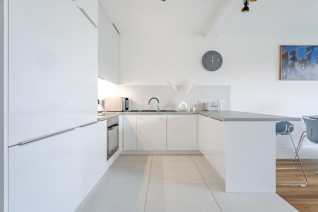 Modern home with garden and garage, move-in ready – 9