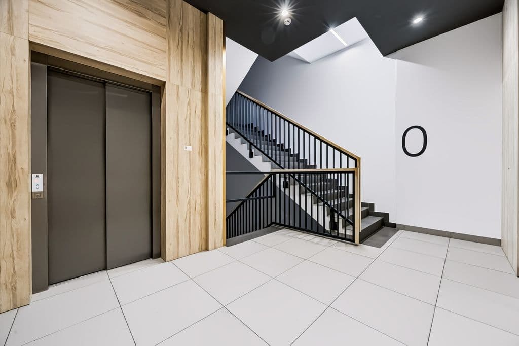 Last-floor apartment with panoramic western views – 9