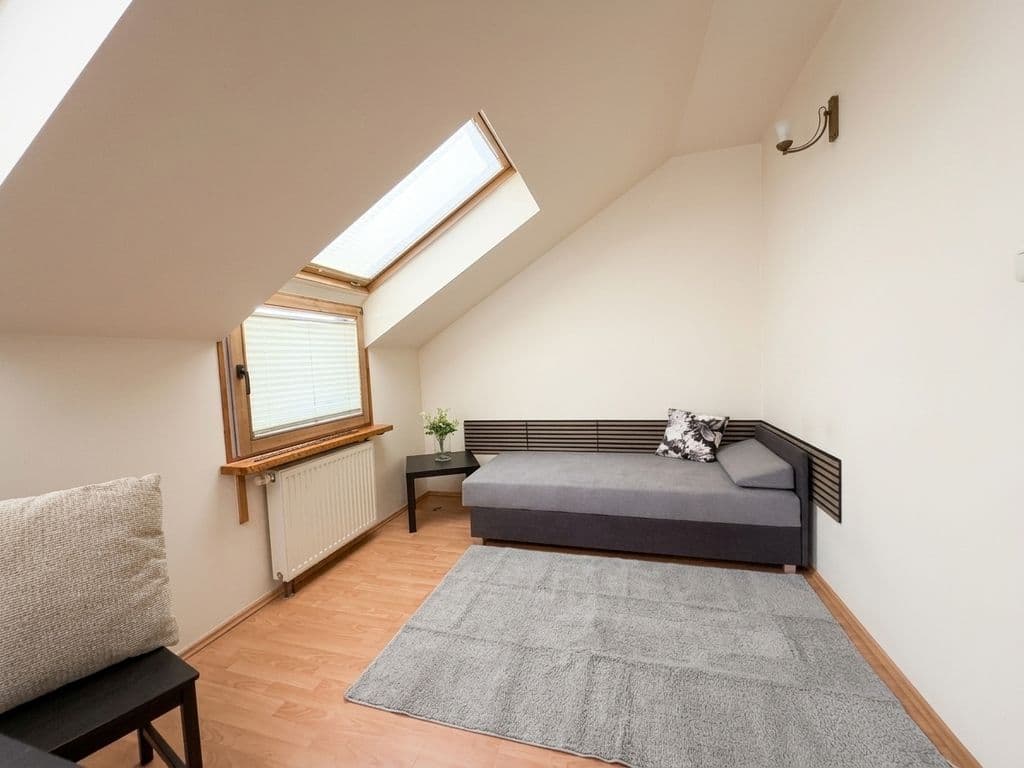 Spacious studio with high ceilings and great potential – 2