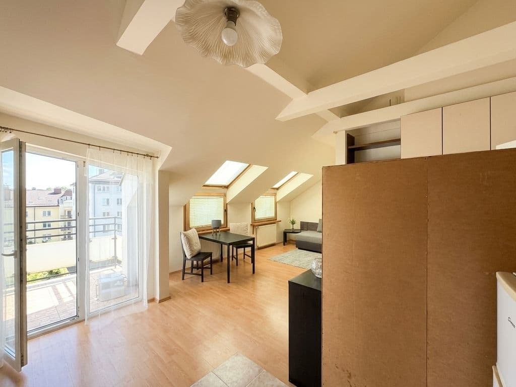 Spacious studio with high ceilings and great potential – 4