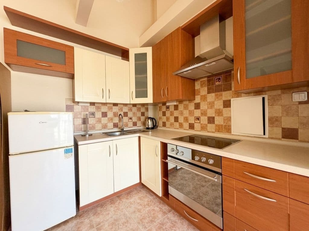 Spacious studio with high ceilings and great potential – 6