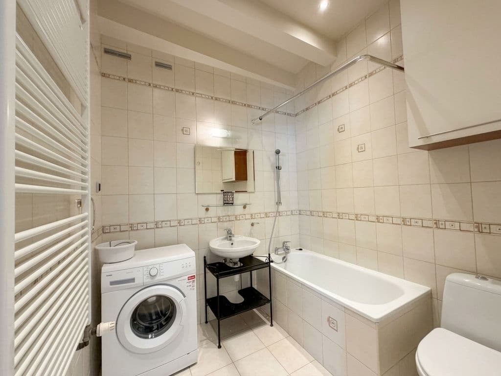 Spacious studio with high ceilings and great potential – 7
