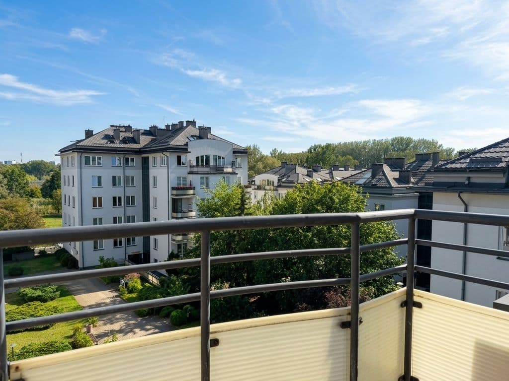 Spacious studio with high ceilings and great potential – 8