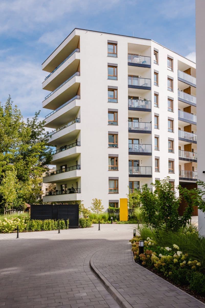 First rental: modern 3-room apartment with large balcony – 17