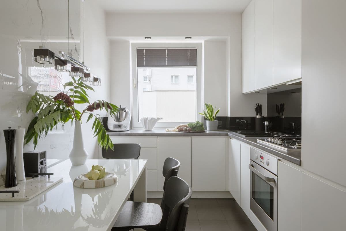 Well-maintained apartment with lots of built-in closets – 1
