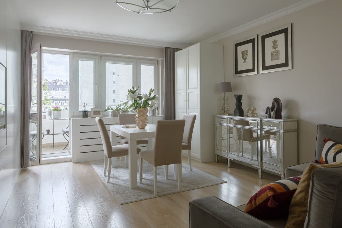 Well-maintained apartment with lots of built-in closets – 2