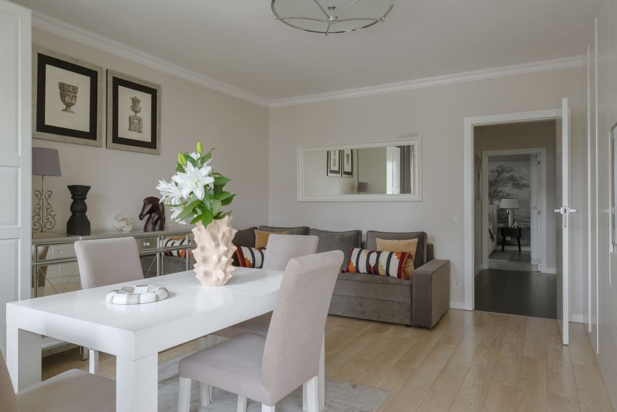 Well-maintained apartment with lots of built-in closets – 4
