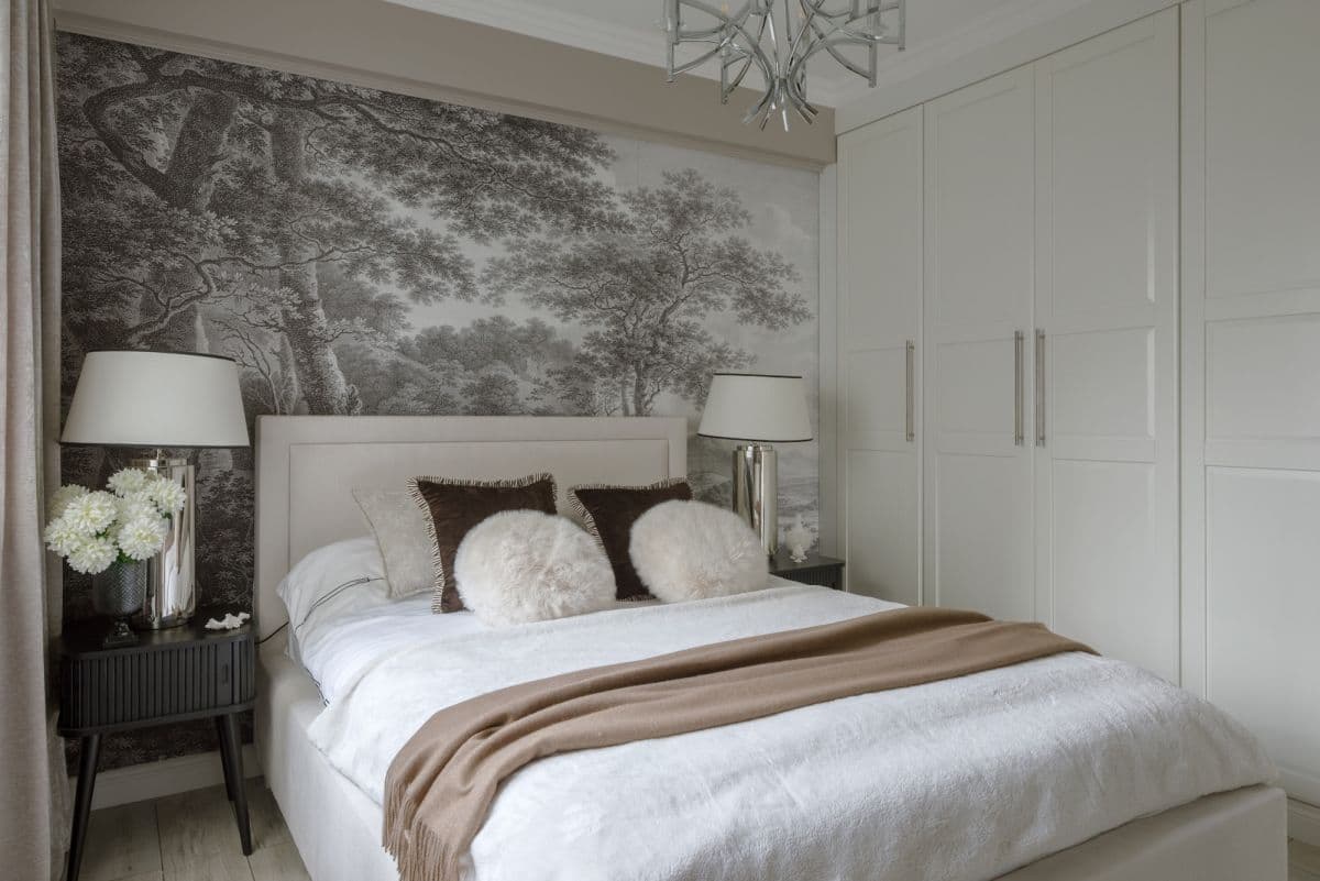 Well-maintained apartment with lots of built-in closets – 6
