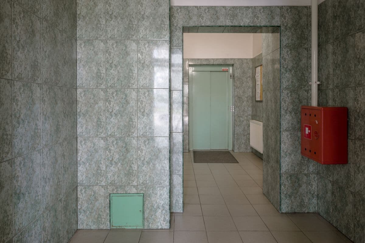Well-maintained apartment with lots of built-in closets – 10