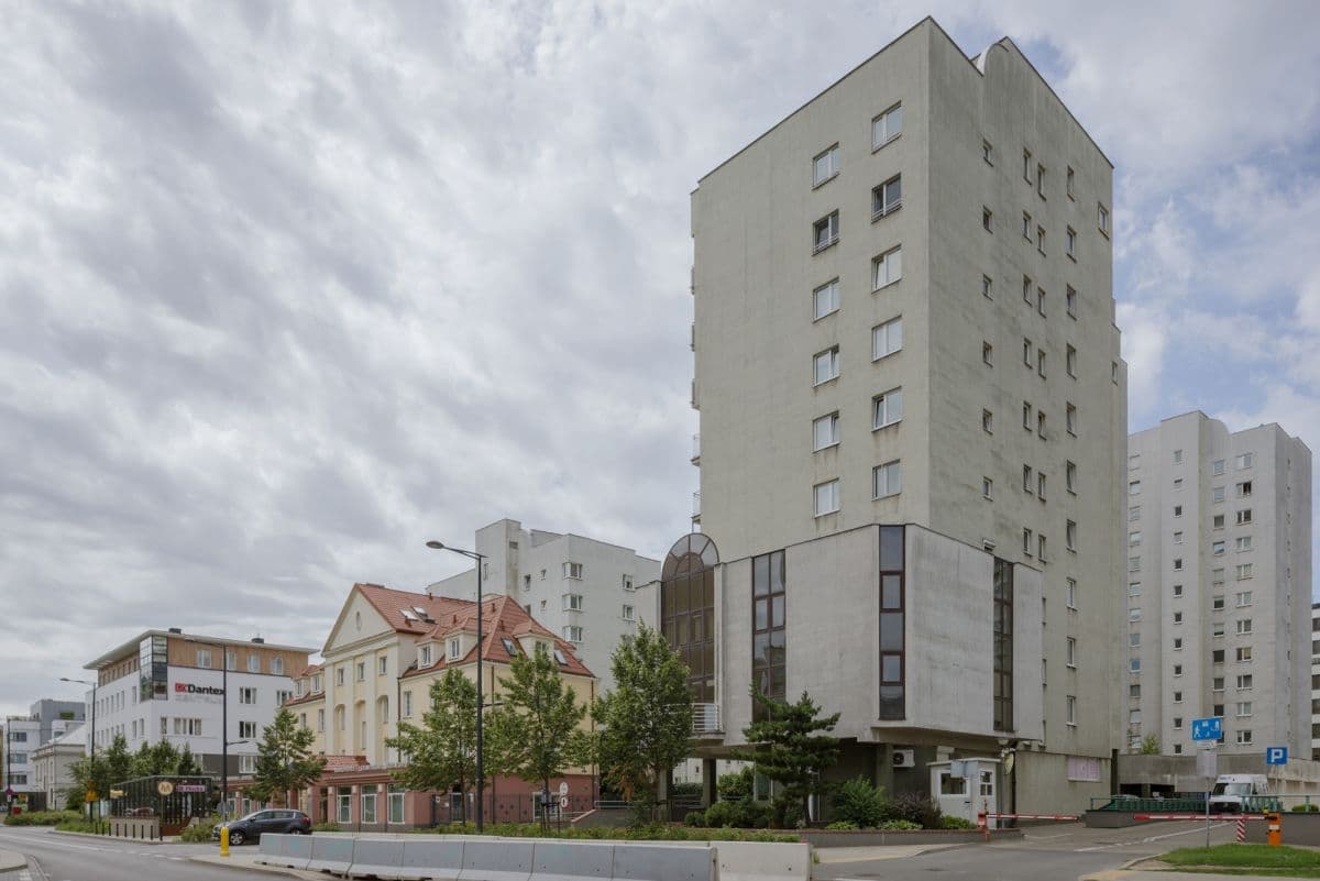 Well-maintained apartment with lots of built-in closets – 12