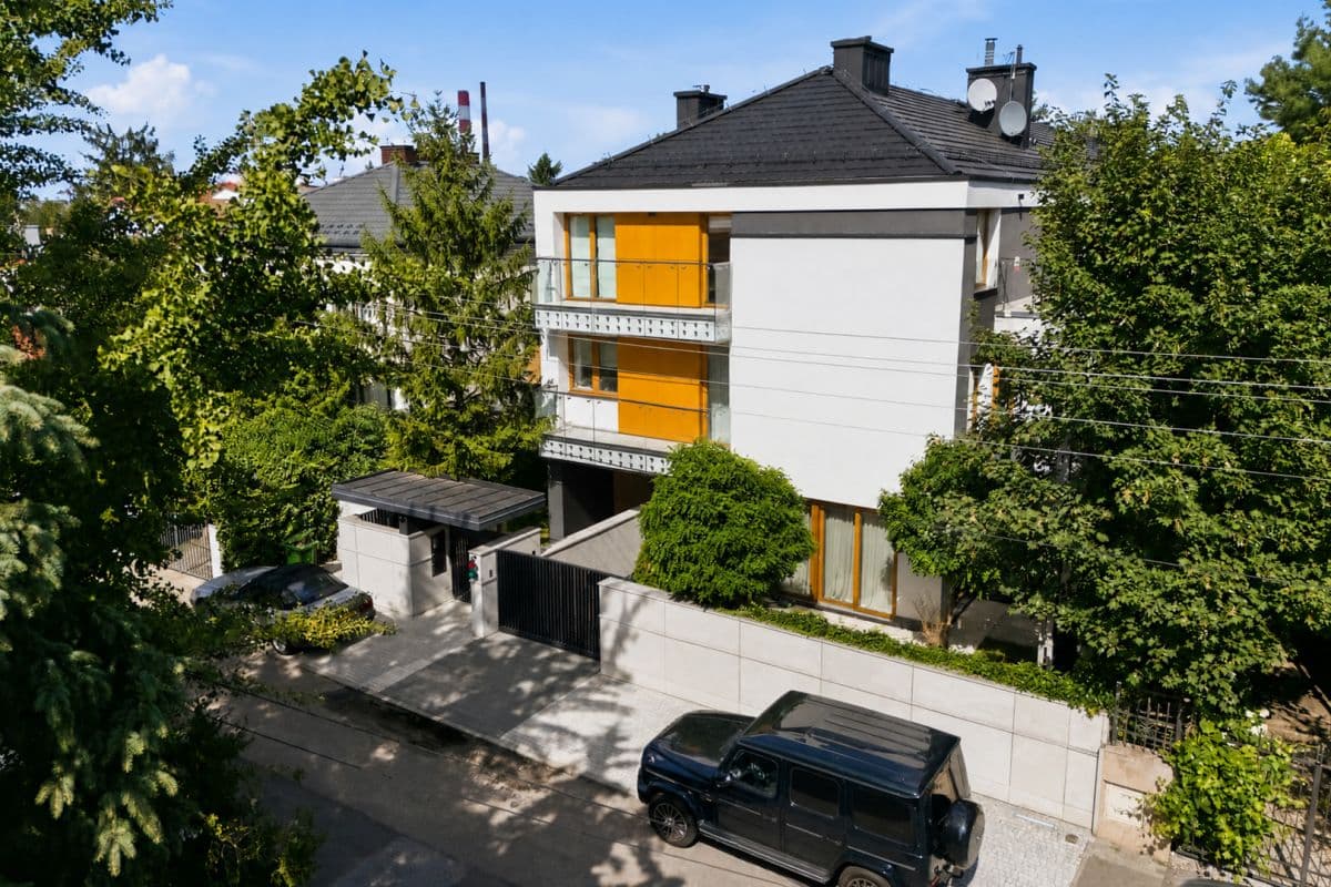 Spacious family apartment with three balconies – 1