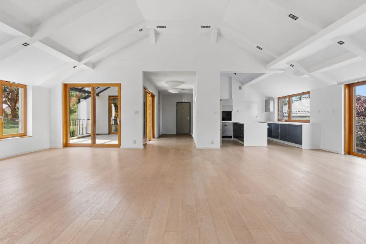 Spacious family apartment with three balconies – 4
