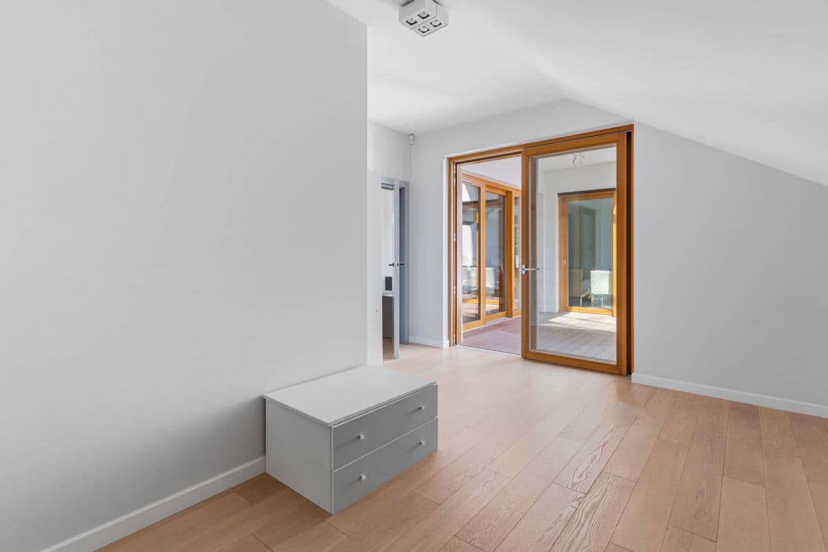 Spacious family apartment with three balconies – 9