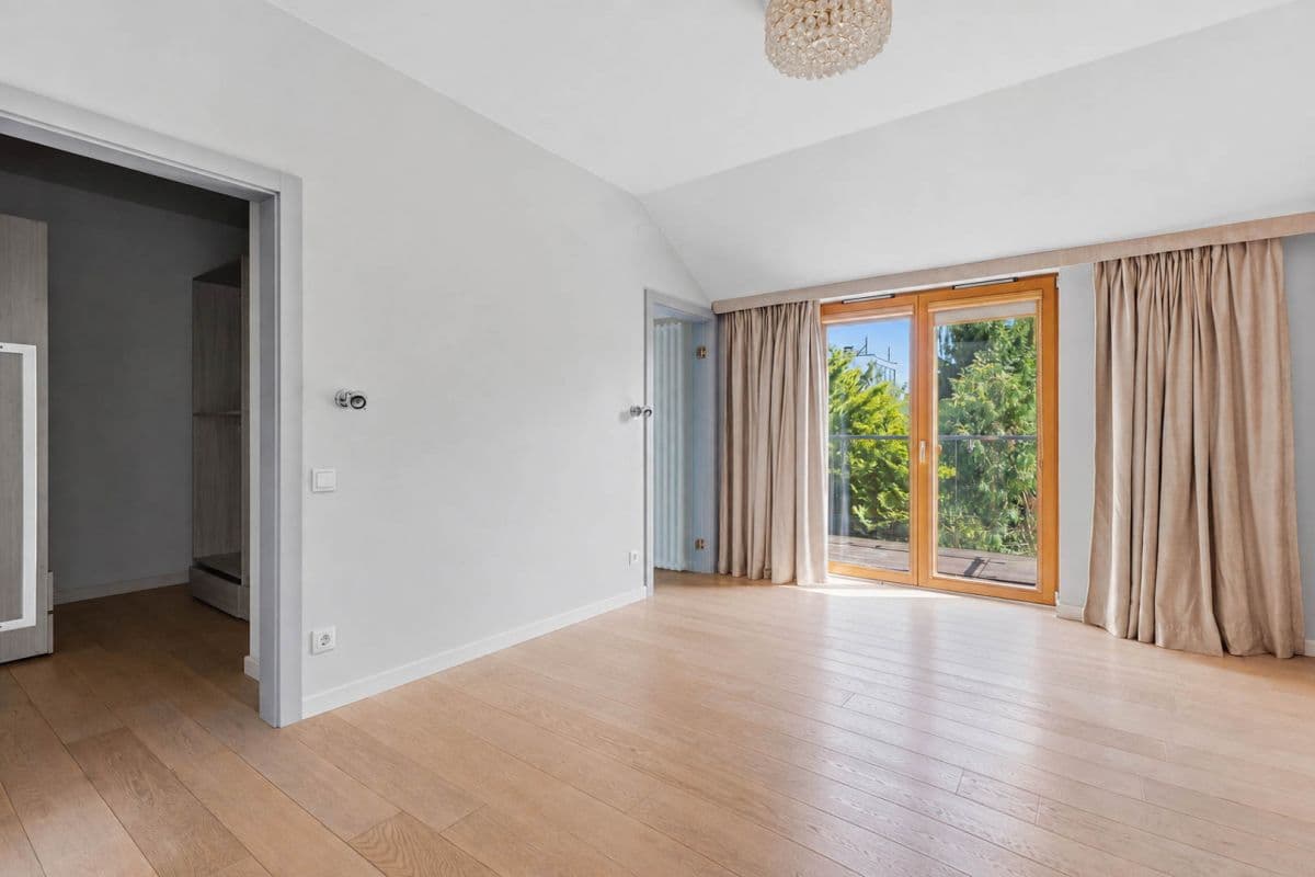 Spacious family apartment with three balconies – 10