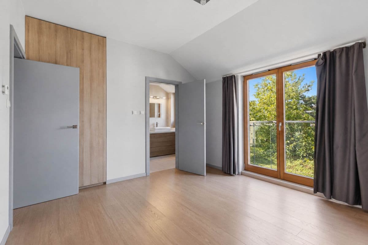 Spacious family apartment with three balconies – 11