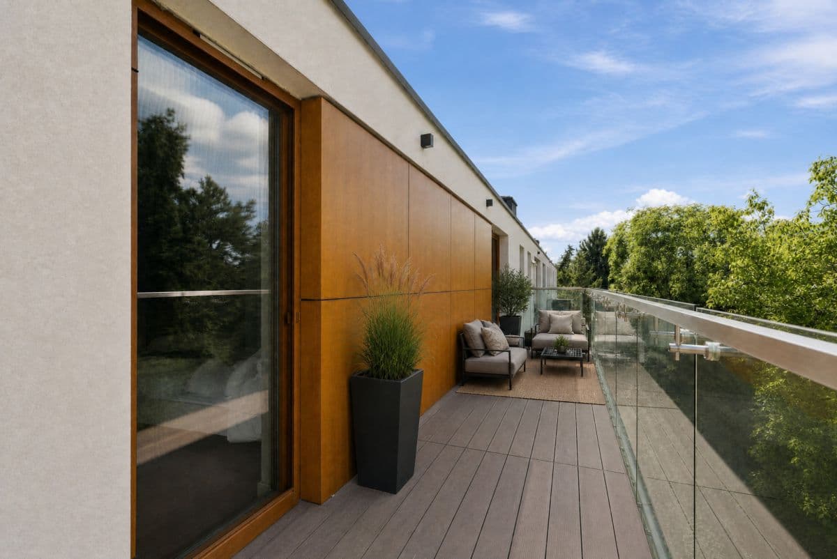 Spacious family apartment with three balconies – 12