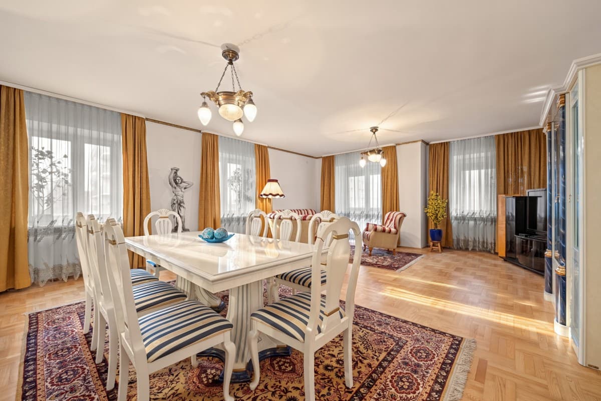 Spacious 4-room flat near two metro stations – 1