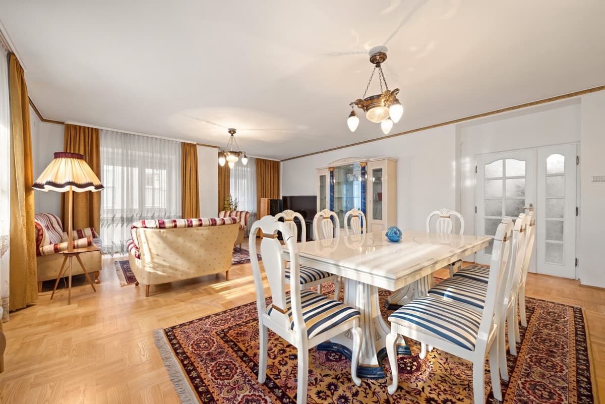 Spacious 4-room flat near two metro stations – 2