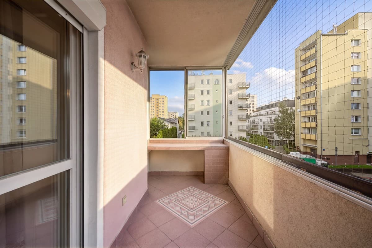 Spacious 4-room flat near two metro stations – 3