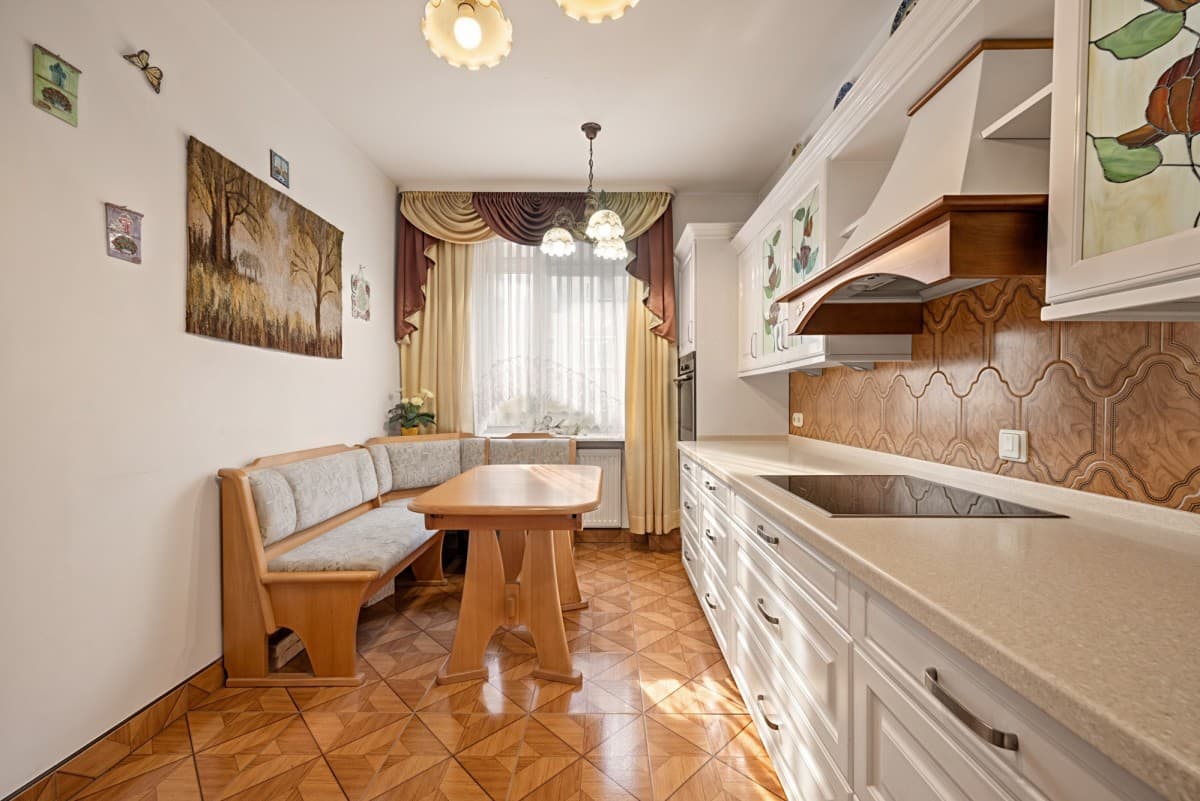 Spacious 4-room flat near two metro stations – 4