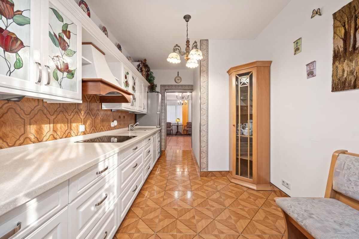 Spacious 4-room flat near two metro stations – 5