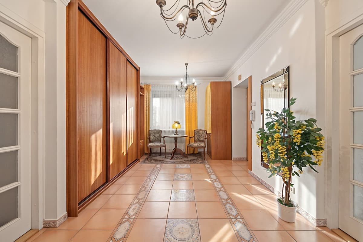 Spacious 4-room flat near two metro stations – 6