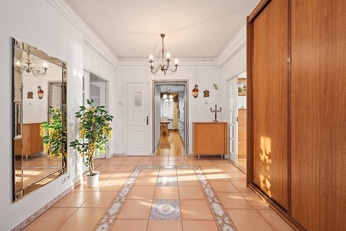 Spacious 4-room flat near two metro stations – 7