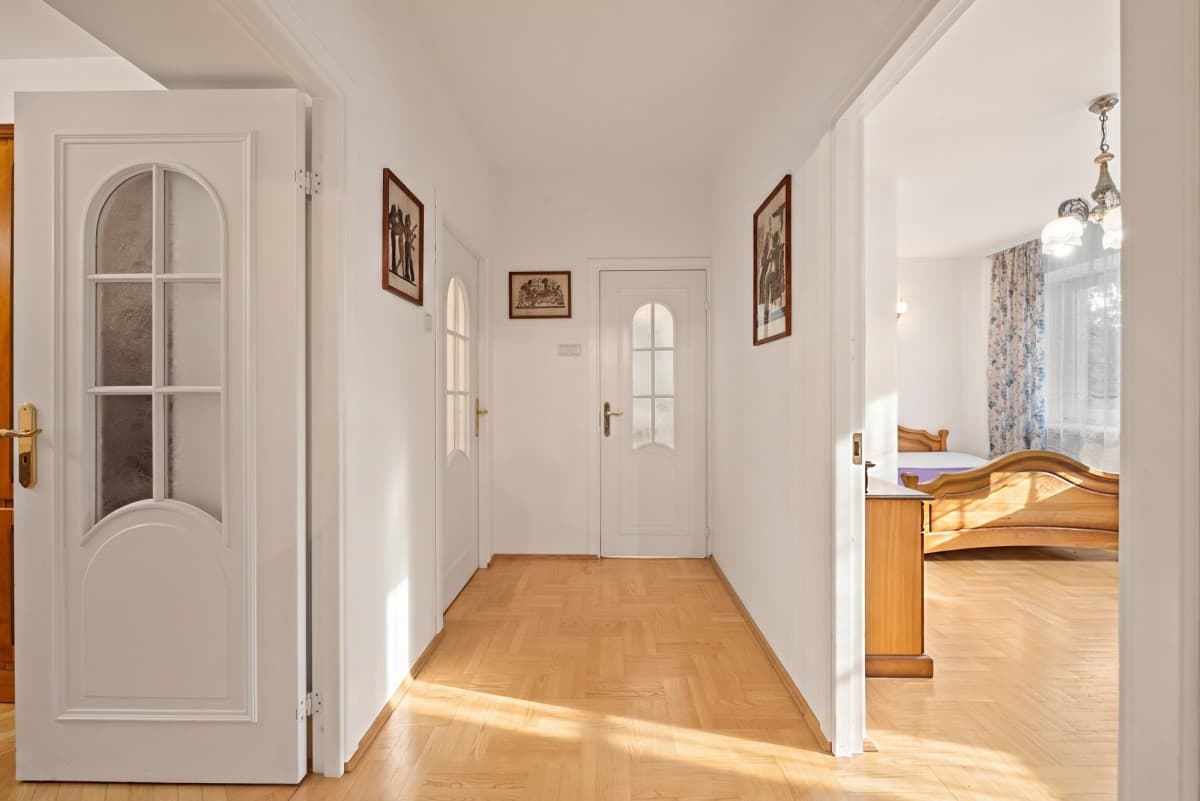 Spacious 4-room flat near two metro stations – 8