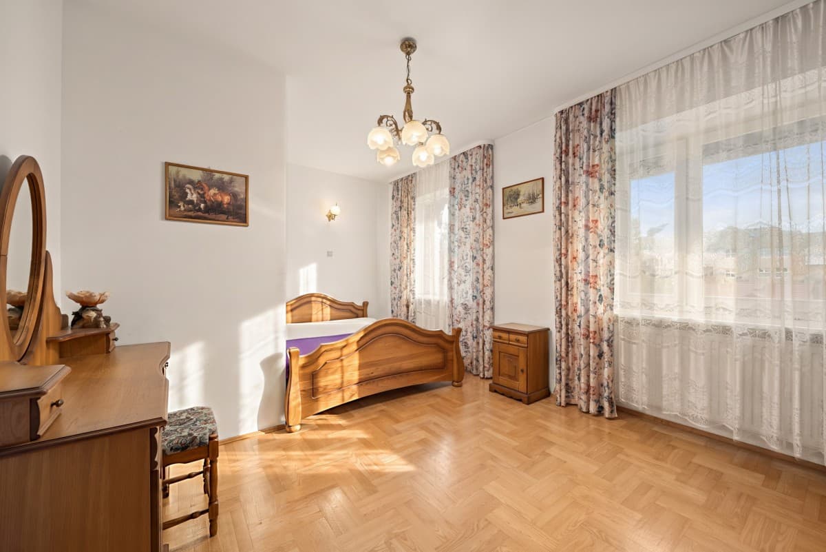 Spacious 4-room flat near two metro stations – 9
