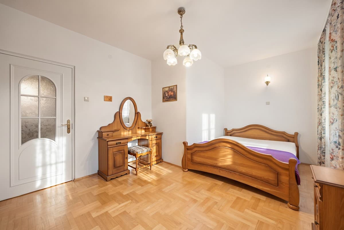 Spacious 4-room flat near two metro stations – 10