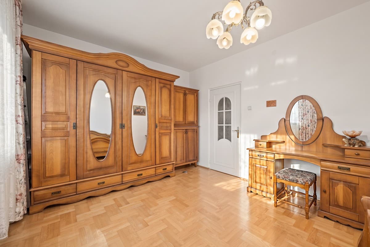 Spacious 4-room flat near two metro stations – 11