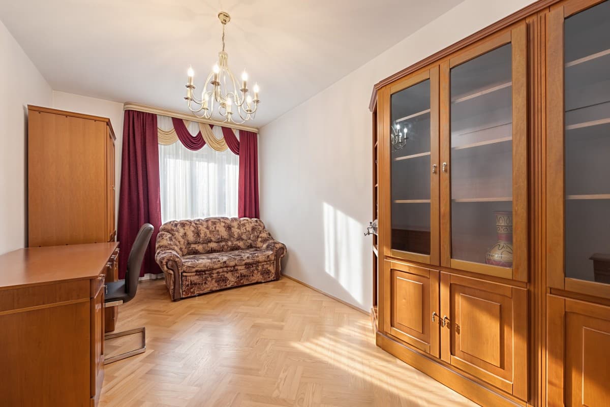 Spacious 4-room flat near two metro stations – 12