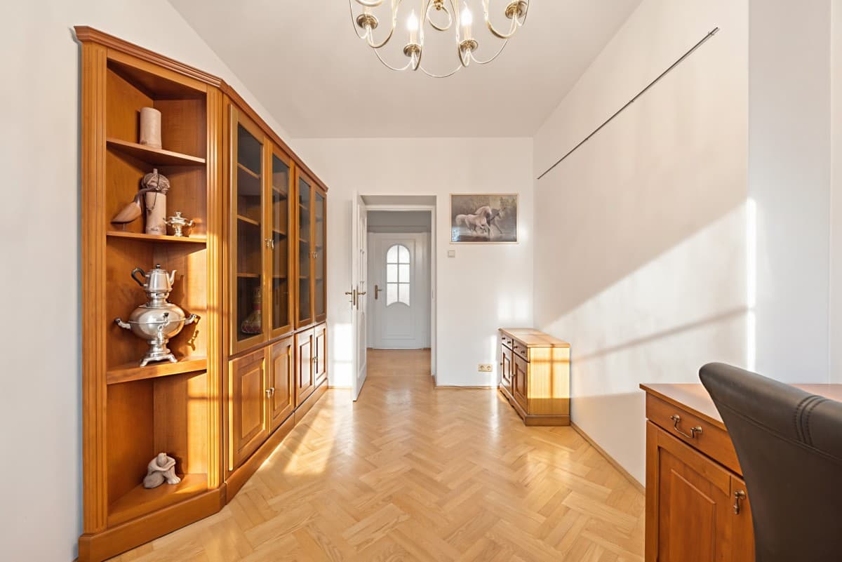 Spacious 4-room flat near two metro stations – 13