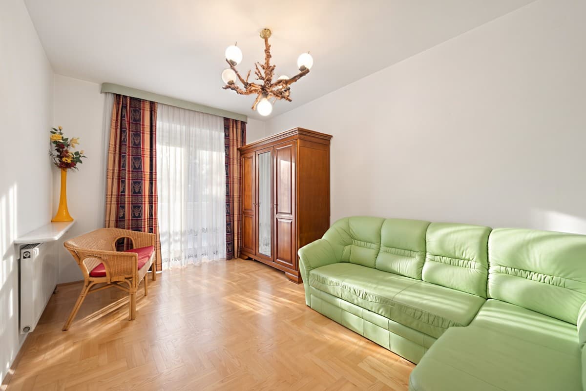 Spacious 4-room flat near two metro stations – 14