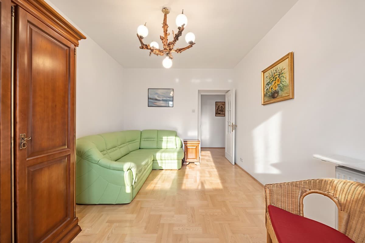 Spacious 4-room flat near two metro stations – 15