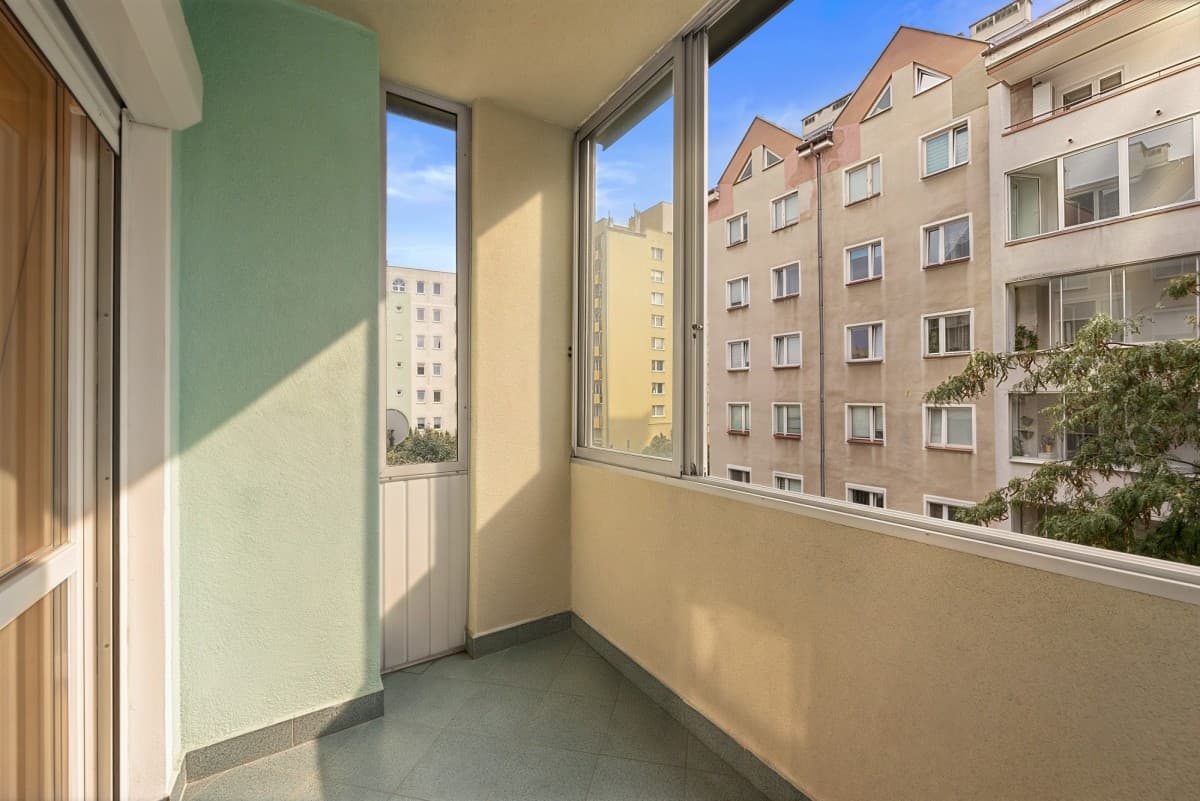 Spacious 4-room flat near two metro stations – 16