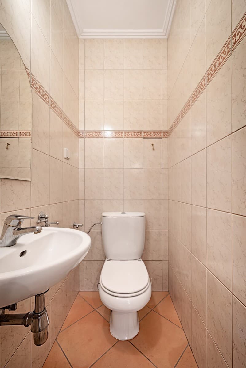 Spacious 4-room flat near two metro stations – 17