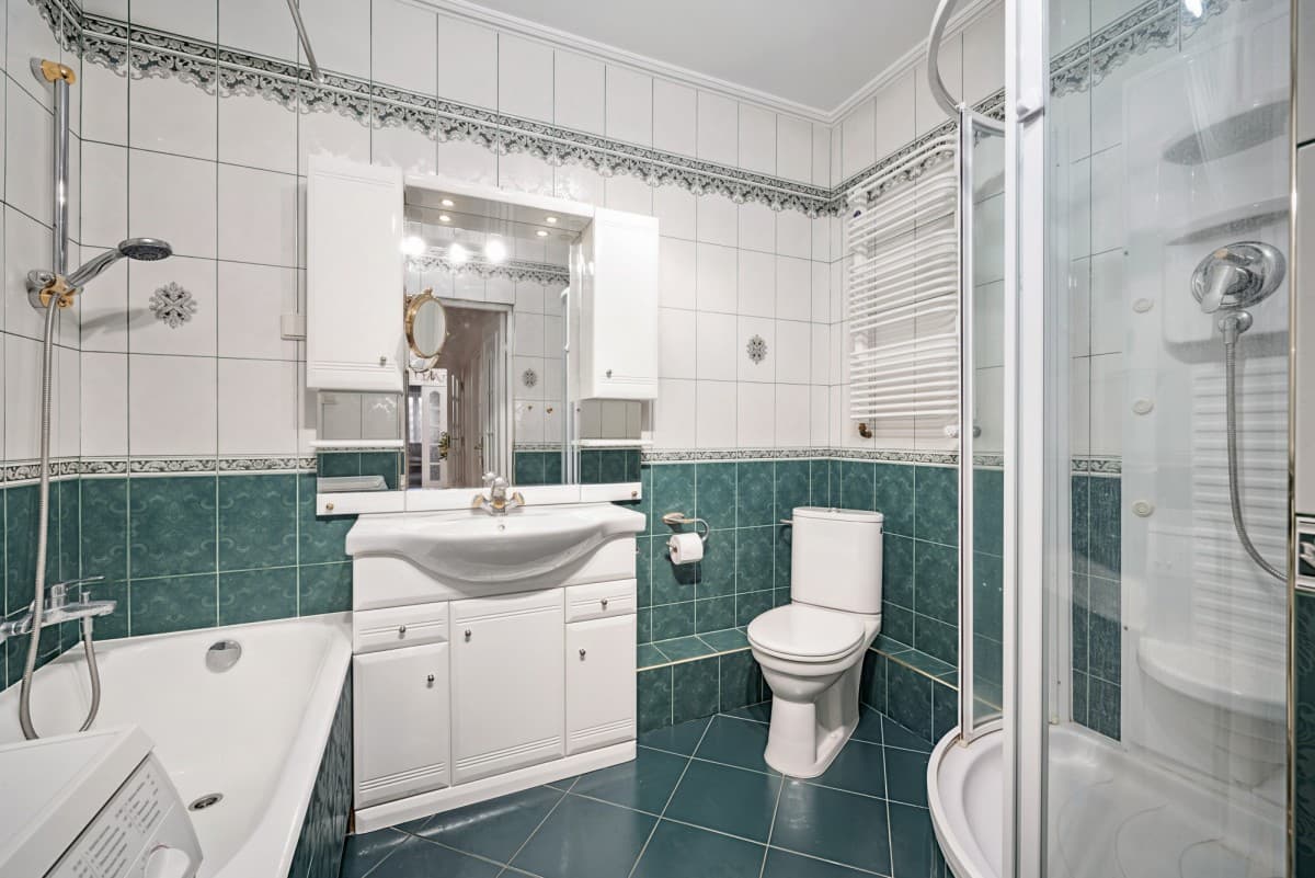 Spacious 4-room flat near two metro stations – 18